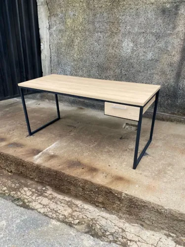 Mesa de escritório em Aço e MDF