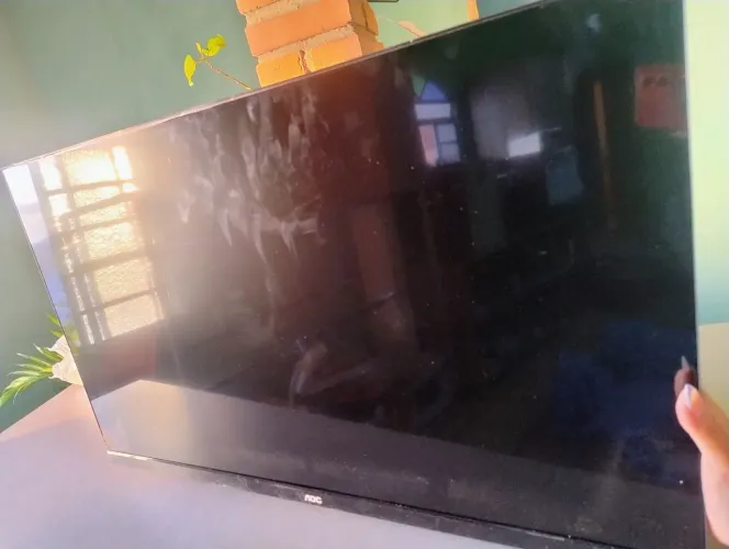 Televisão AOC ROKU 32 polegadas nova porém com defeito 