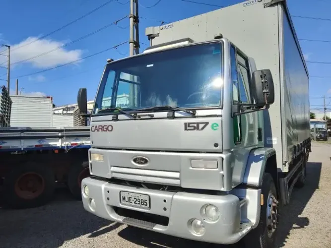 Ford Cargo 1517, com sider seminovo.