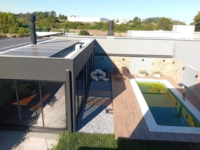 Casa de alto padrão com 3 quartos, uma suíte, piscina, no bairro São José em Santa Maria