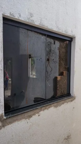 Janela de Vidro Temperado com Estrutura em Alumínio