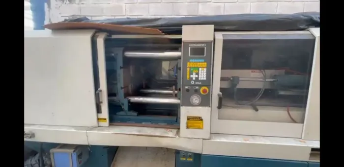 Injetora Homi 100 ton.