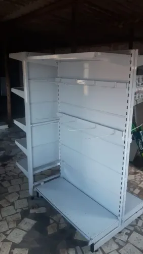Gôndola central com ganchos.