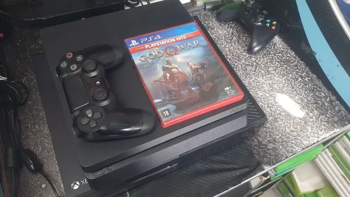 PS4 SLIM NA CAIXA + GOD 4. GARANTIA,  PARCELO 12X. LOJA.