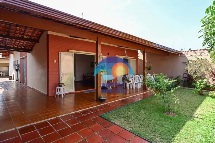 A Angelo Imóveis apresenta esta Casa, 200m da praia, por R$ 750.000, com 3 dormitórios, 1 
