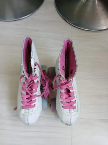 Patins rosa feminino, tamanho até 34, por 150 reais