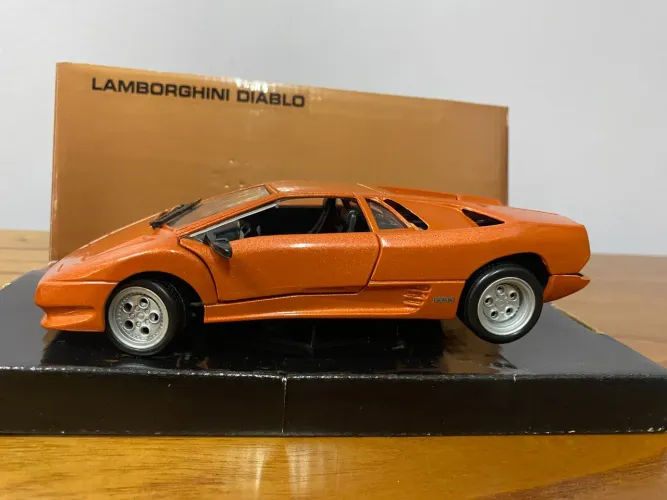 Mini Lamborghini Diablo. Cor laranja metálico. Marca Motor Max. Escala 1:24