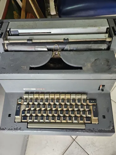Máquina de escrever elétrica Olvetti Tekne 3
