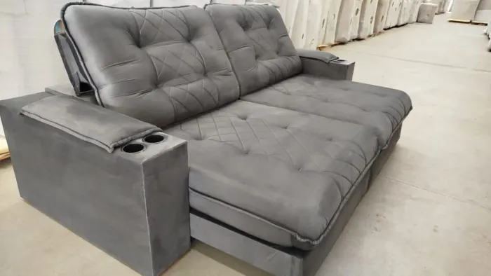Sofá com molas ensacadas e porta copos Cinza - Conforto e Estilo
