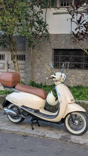 Scooter Retrô Bege 150cc - Nova, Estilo Vespa