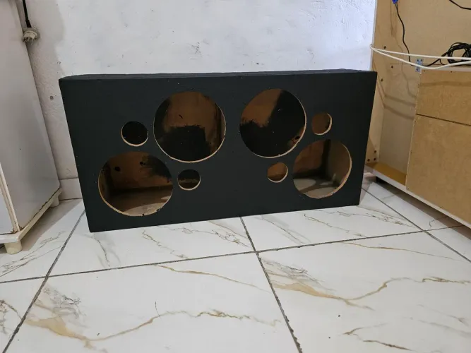 Caixa pra 4 de 10 polegadas.