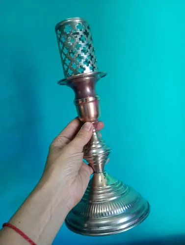 Antigo castiçal / porta vela em metal banhado a prata