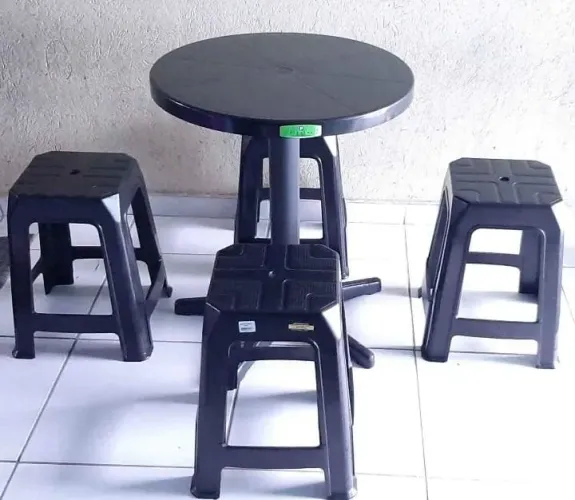 Conjunto de Mesa Redonda e Banquetas de Plástico