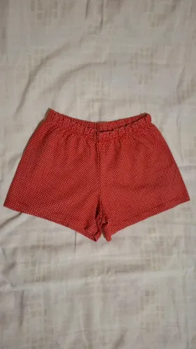Shorts vermelho com bolinhas
