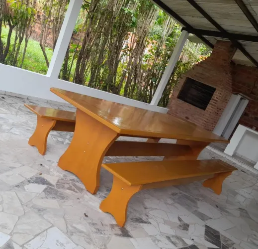 Mesa Rústica de Madeira
