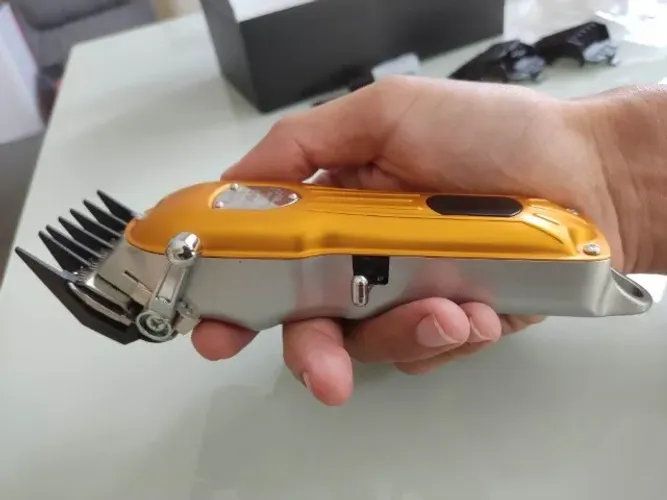 (Nova) Máquina de Cortar Cabelo Kemei Km-802 Dourada Recarregável