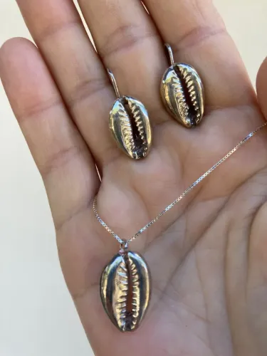 Conjunto de prata  com brincos e colar com pingente de búzio.
