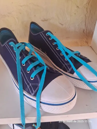 Tênis Azul com Cadarço em Tons de Azul