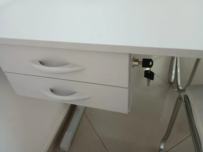 Mesa,escrivaninha para clinica escritório, com gavetas e chave