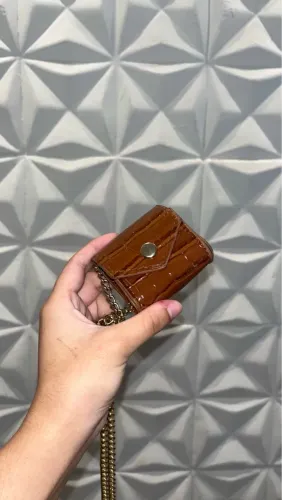 Mini Bolsa de Mão Croco com Corrente Dourada