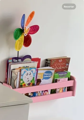 Prateleira infantil rosa para livros