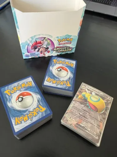 Coleção Amigos de Jornada Pokémon TCG - 140 Cartas + 24 Brilhantes