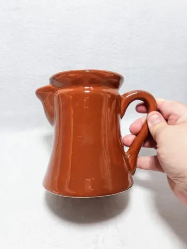 Antigo bule de cerâmica