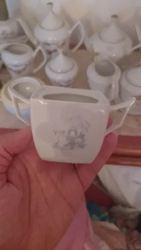 Pequeno açucareiro sem tampa que serve como vaso floreira lindo de porcelana muito antigo