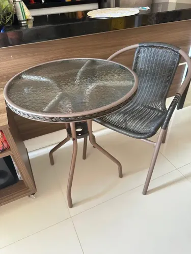 Mesa redonda com uma cadeira