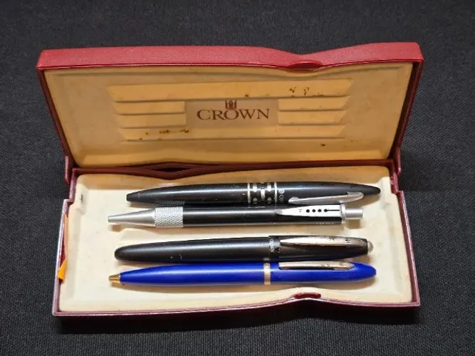 Conjunto kit 4 canetas esferográficas Crown Onyx :: 4 caneta esferográfica diversas estojo