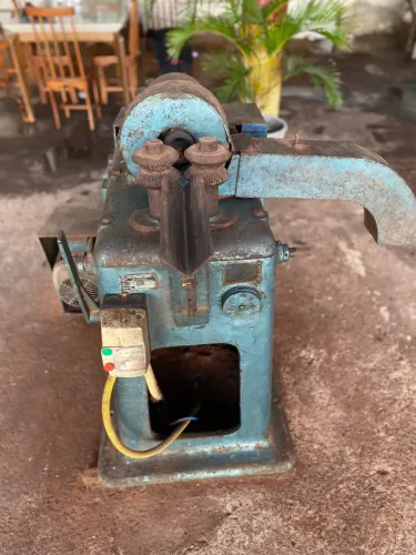 Torneadora de cabos/mastros de madeira 