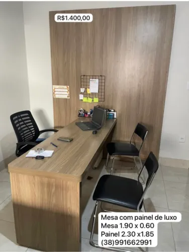 Mesa e painel para escritório luxo