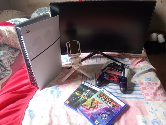 Vendo Ps5 slim com leitor de disco ou monitor 180hz, preço a combinar