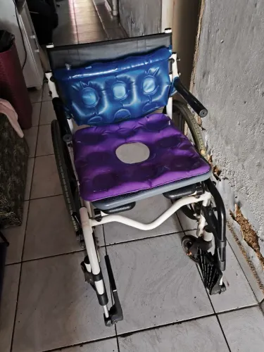 vendo três cadeiras de banho,uma é ortobras,as outras duas é pra consertar das roudas.