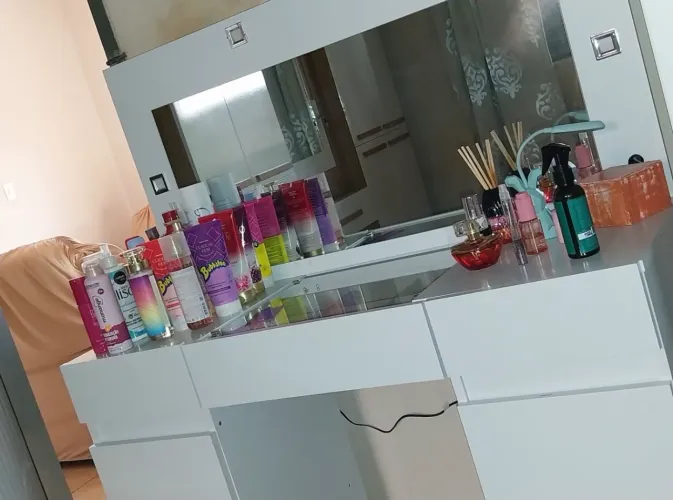 Penteadeira branca de led semi nova