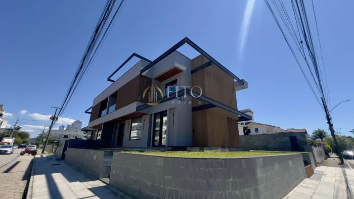 Casa à venda em Jurerê, com 3 suítes, 4 vagas e 300m² privativos.