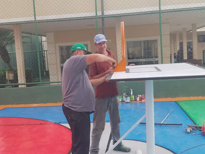 Estrutura de basquete com tabela de basquete e aro