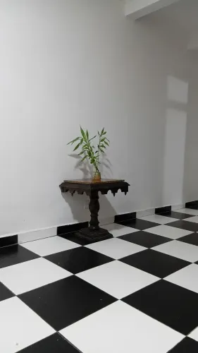 Mesinha Lateral / de Canto Antiga em Madeira Maciça com Tampo de Granito