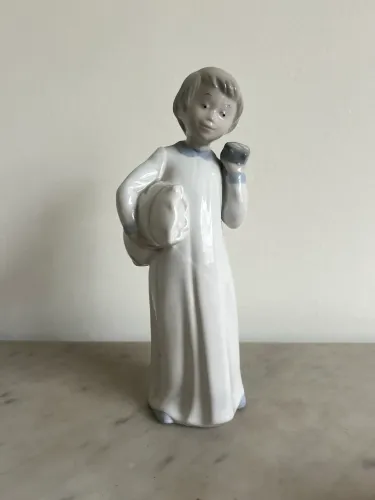 Estatueta Menino indo Dormir em Porcelana Branca
