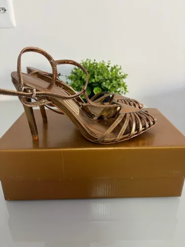 Sandália salto bronze Uza