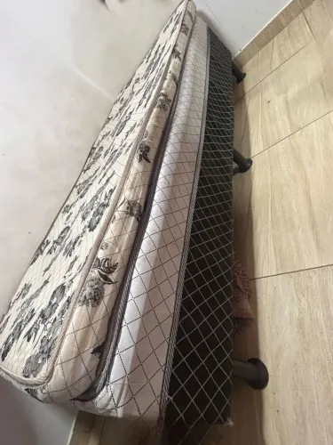 Vendo cama box com colchão de solteiro. 