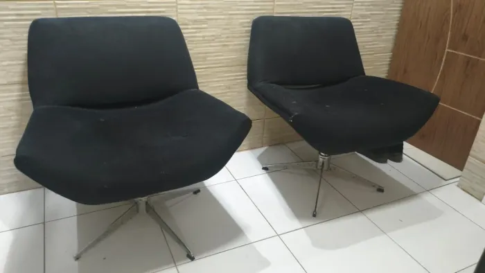 Poltrona estofada giratória