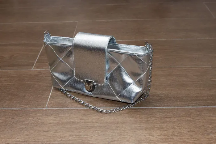 Bolsa prata pequena