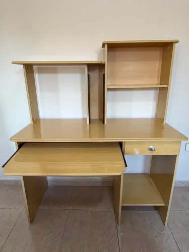 Mesa para computador com gaveta e nichos