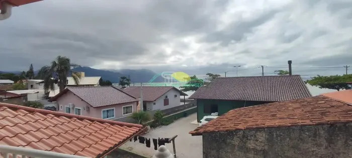 Casa de alvenaria com 3 quartos, sendo um suíte, e edícula na Costeira do Ribeirão a 50 me