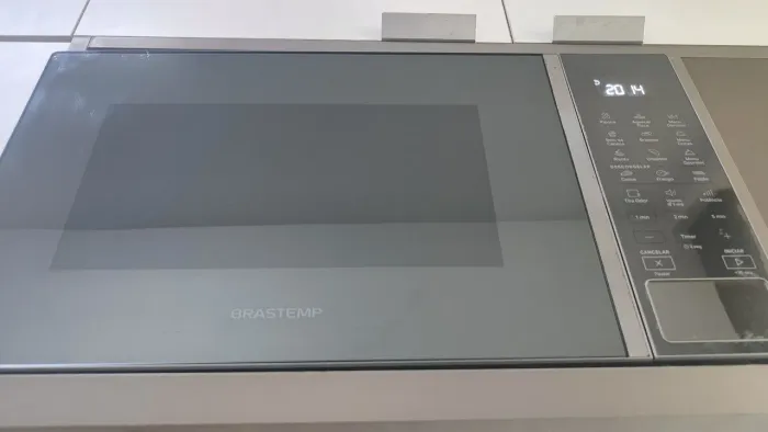 Microondas 32 litros espelhado. Com descongelamento rápido e menu gourmet