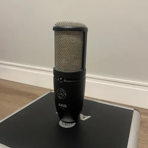 Microfone condensador AKG P420 c/ maleta + Suporte + Cabo de força + Pop filtr zero