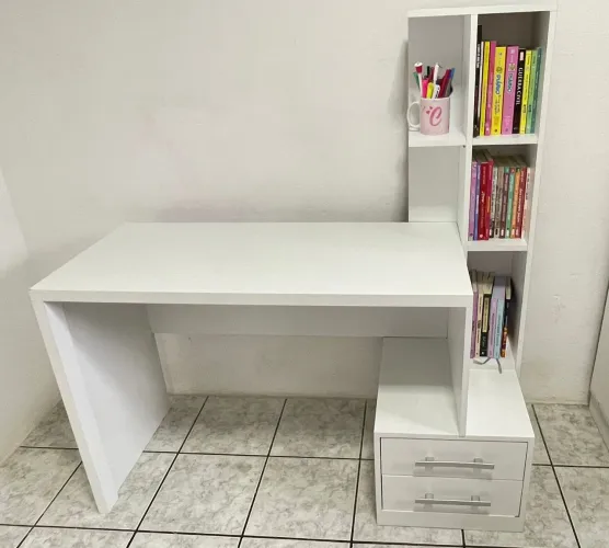 Escrivaninha para estudo branca (móvel planejado)