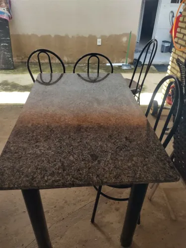 Mesa de granito com 4 cadeiras estofados marrom 