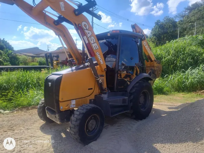 Retroescavadeira CASE 580 N 2022 trabalhando 